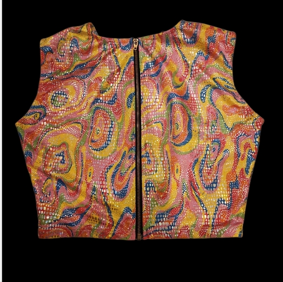Psychedelic print Peekaboo opening sleeves CROP top. - Picture 4 of 6